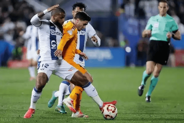 皇马蓝月亮对阵，胜负难分引发热议