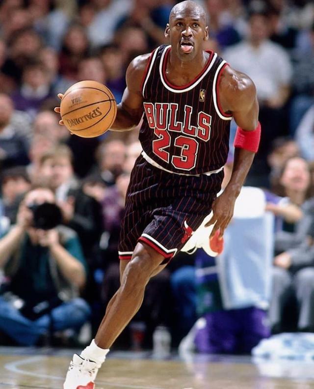 开云体育app-篮球明星发布新书，揭秘职业生涯内幕，引发热议的简单介绍