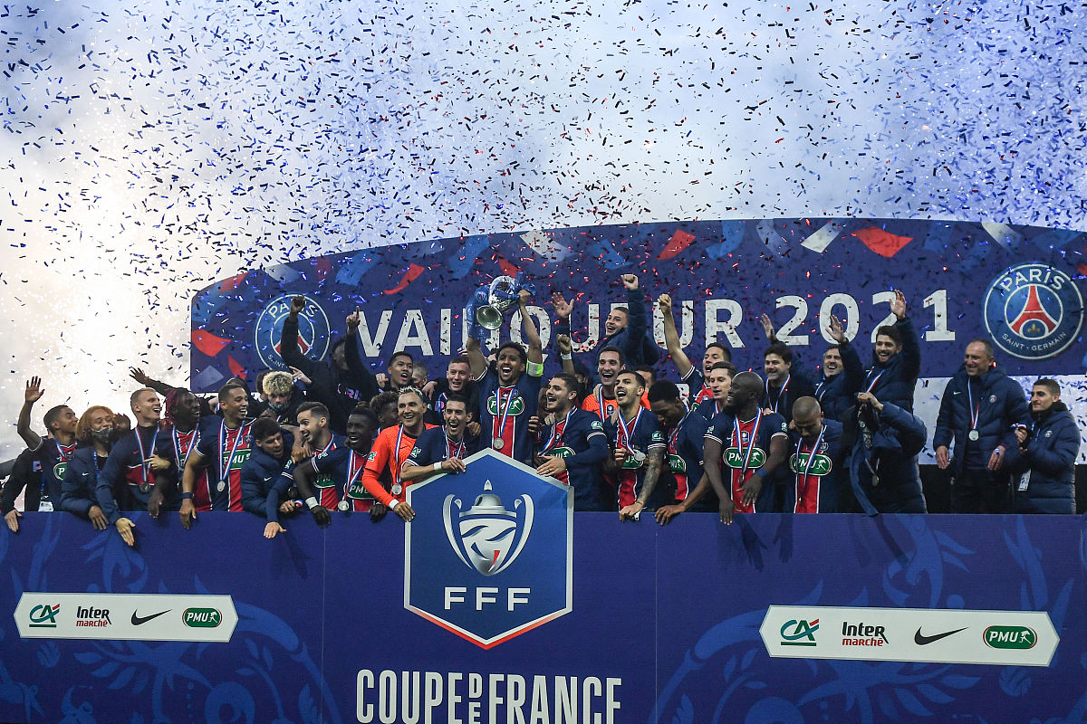 包含波兰队不敌英格兰：欧洲杯预选赛赛场掀热情的词条