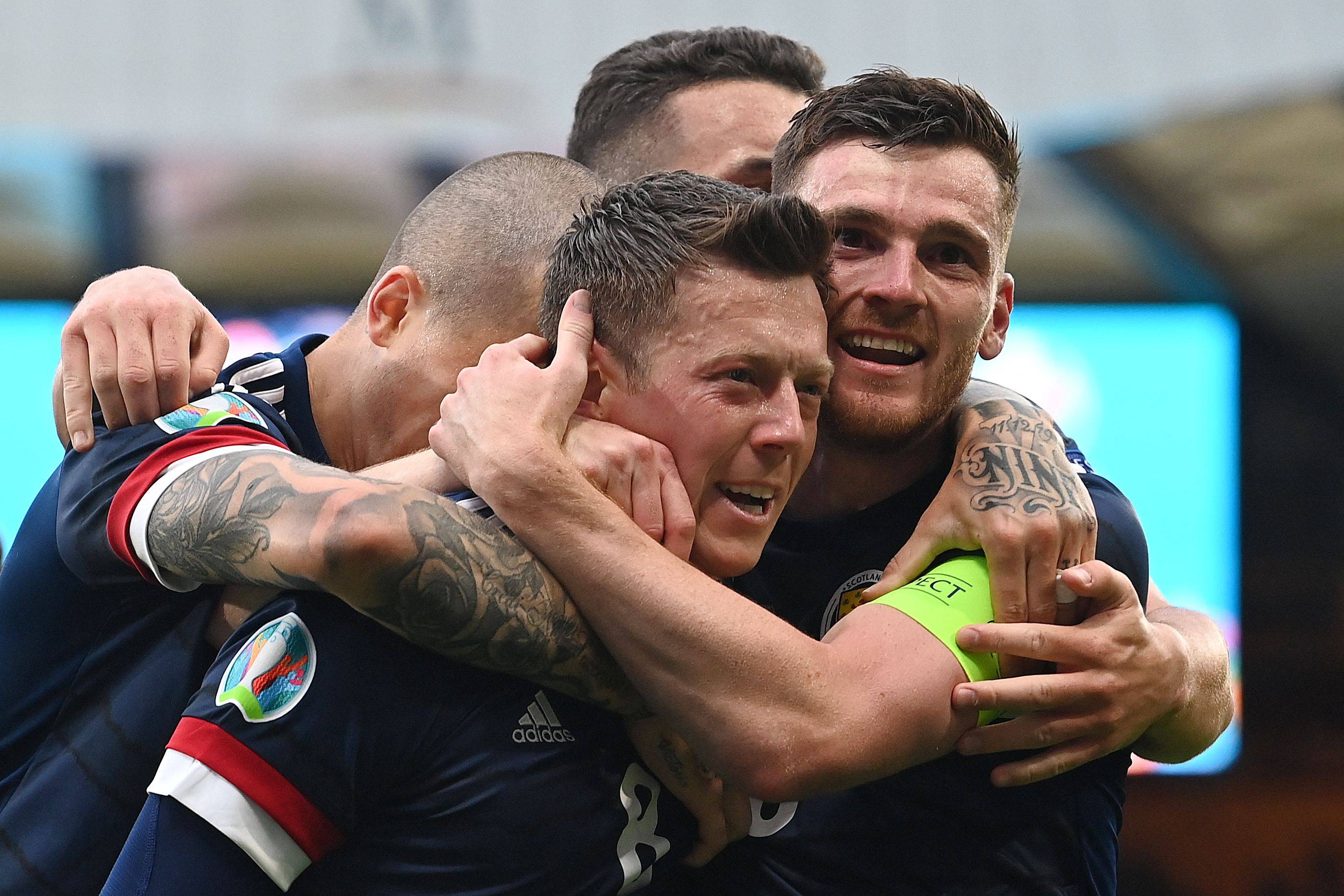 包含波兰队不敌英格兰：欧洲杯预选赛赛场掀热情的词条