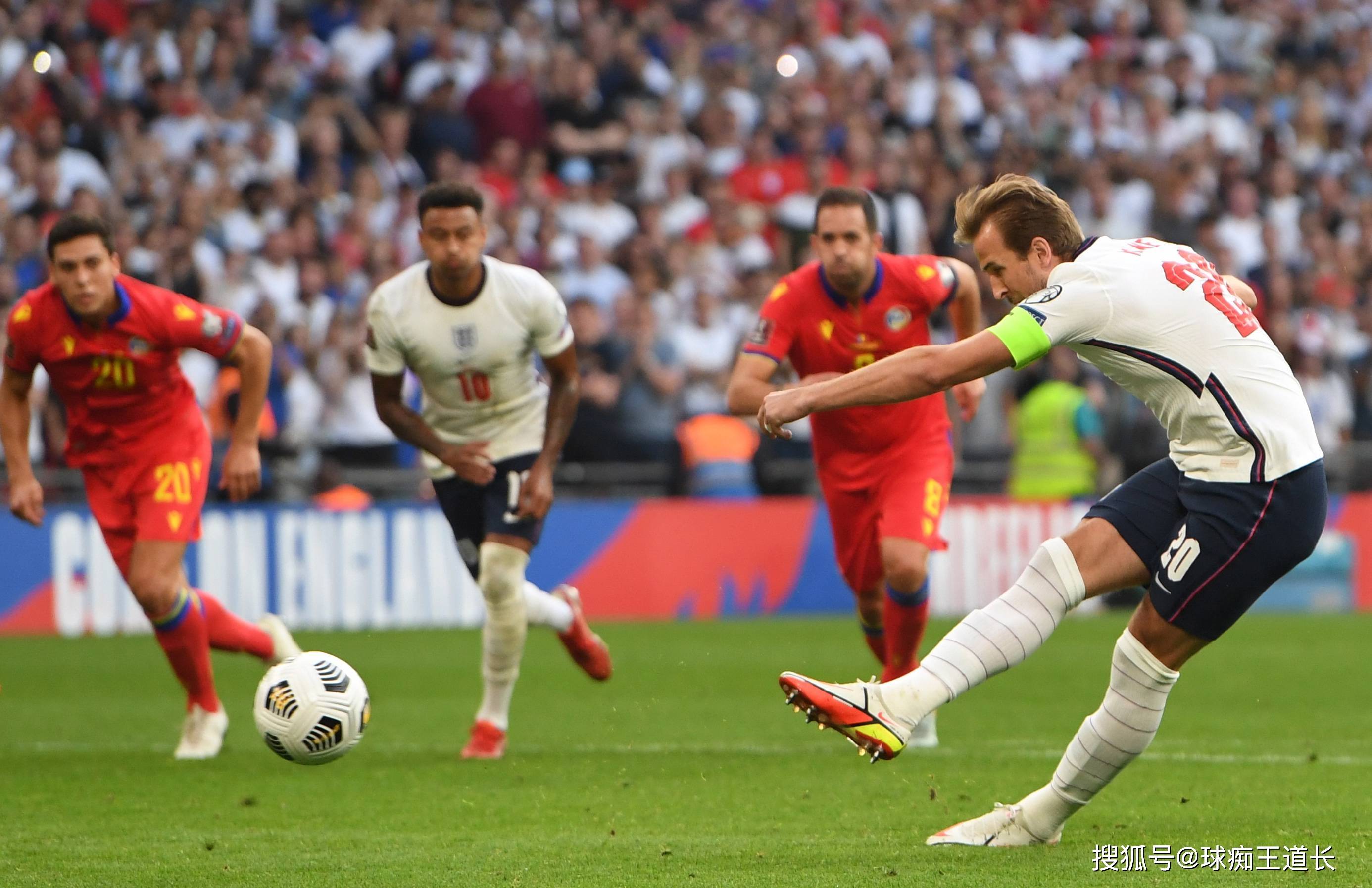 精彩的足球赛季拉开序幕，球队展现技艺