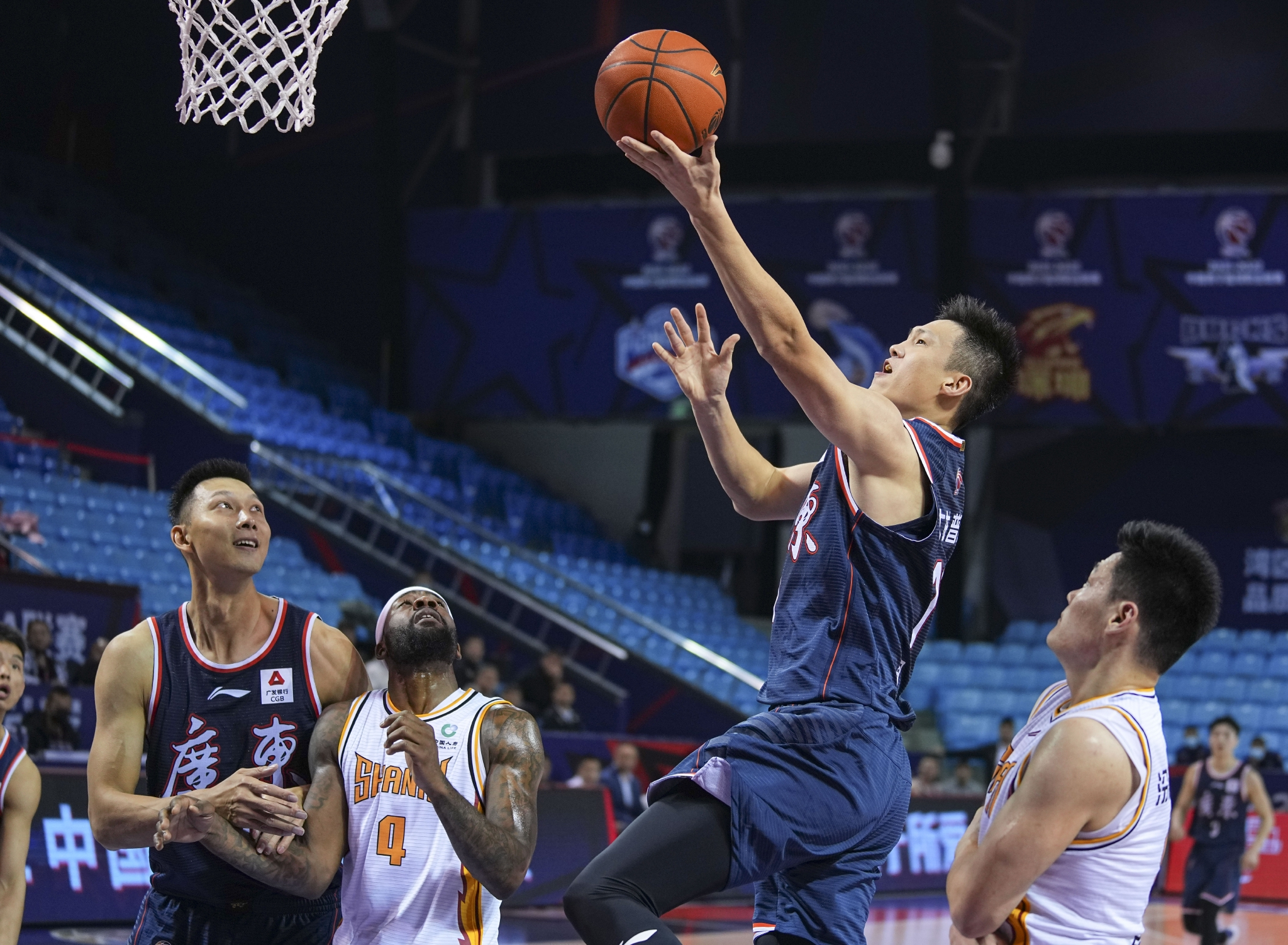 河南球队在比赛中遭遇挑战，依然保持领先地位