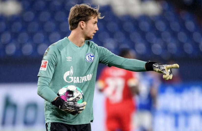 包含沙尔克中场核心因伤缺席，球队遭遇连败的词条