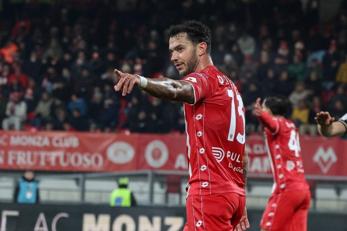 包含乌迪内斯连胜被终结，积分榜上升至第九位的词条