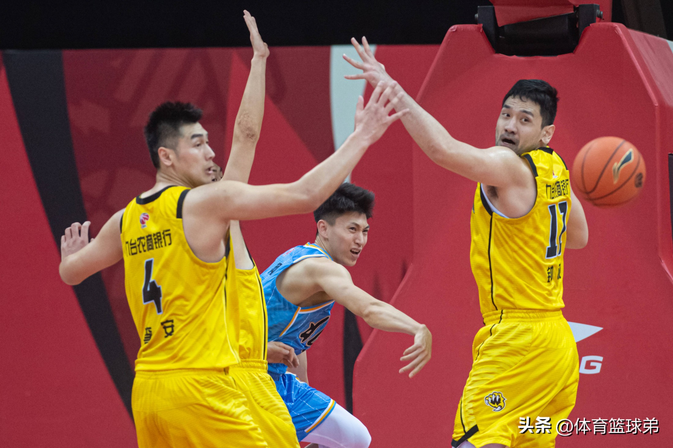 罕见攻守全线调整，球队精神状态高涨