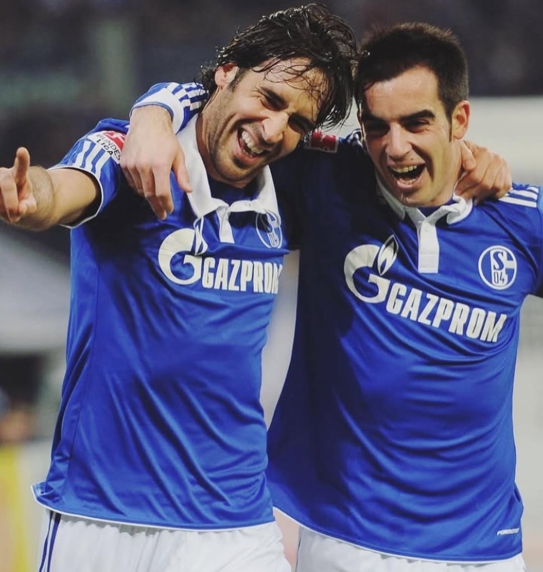 包含沙尔克迎来连胜，排名逐渐回升的词条