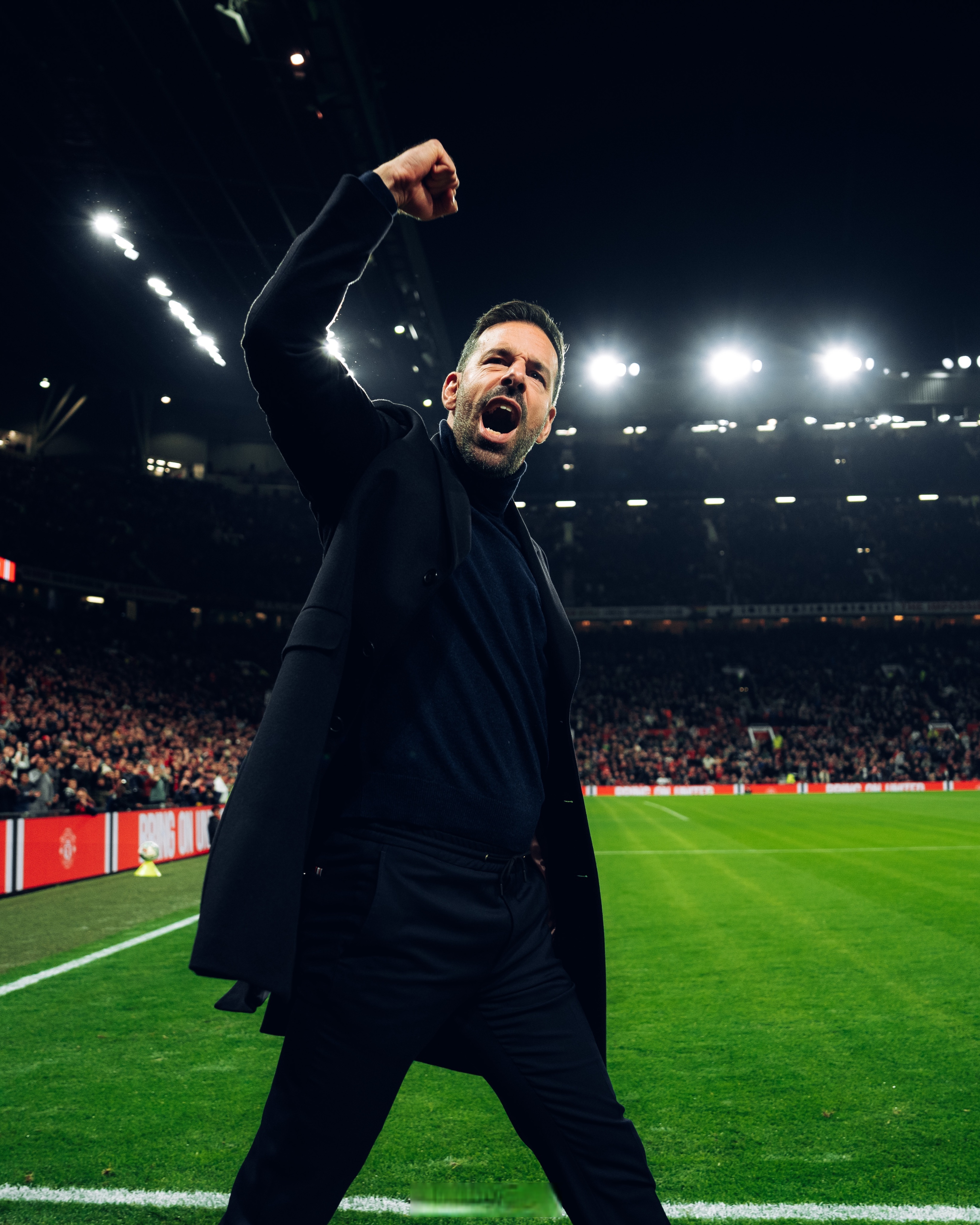 包含曼联苦尽甘来，实力碾压对手，轻松获胜的词条