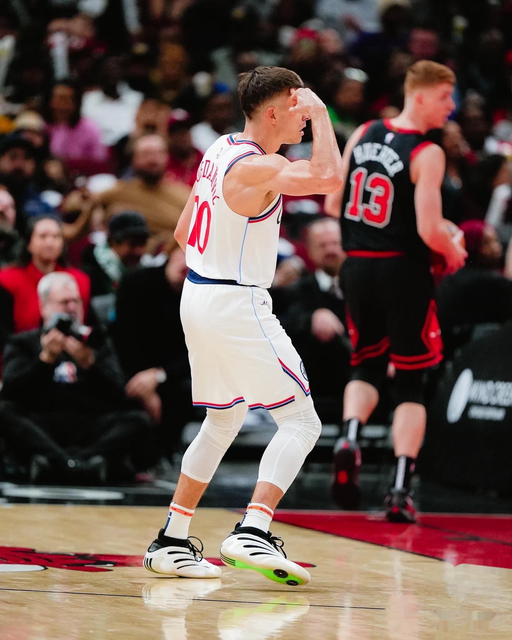 快船队击败黄蜂队，继续保持领先