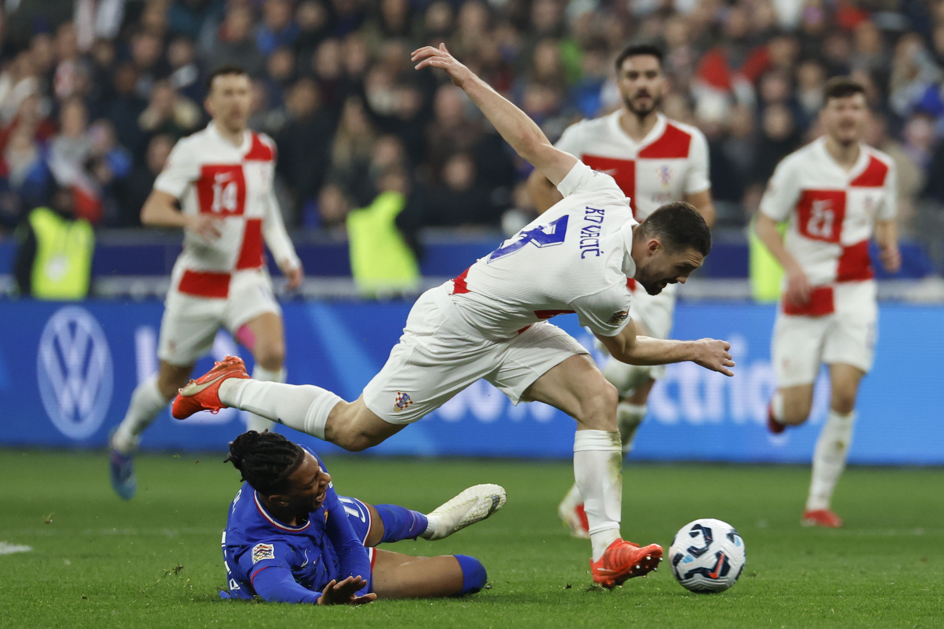 国际足坛豪门齐聚，欧国联赛事火热展开