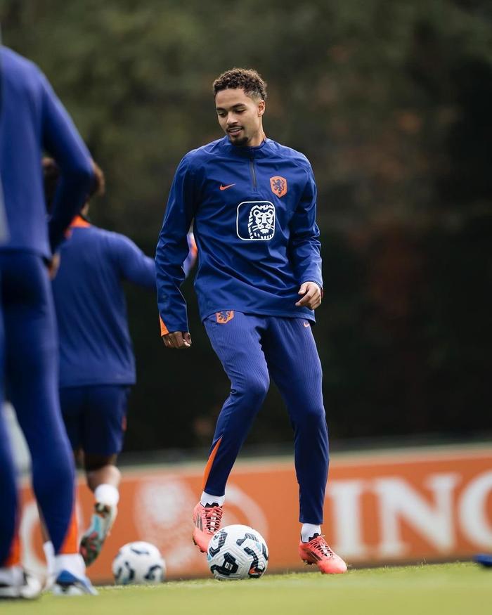 关于荷兰队士气高涨，备战欧洲杯预选赛积极训练的信息