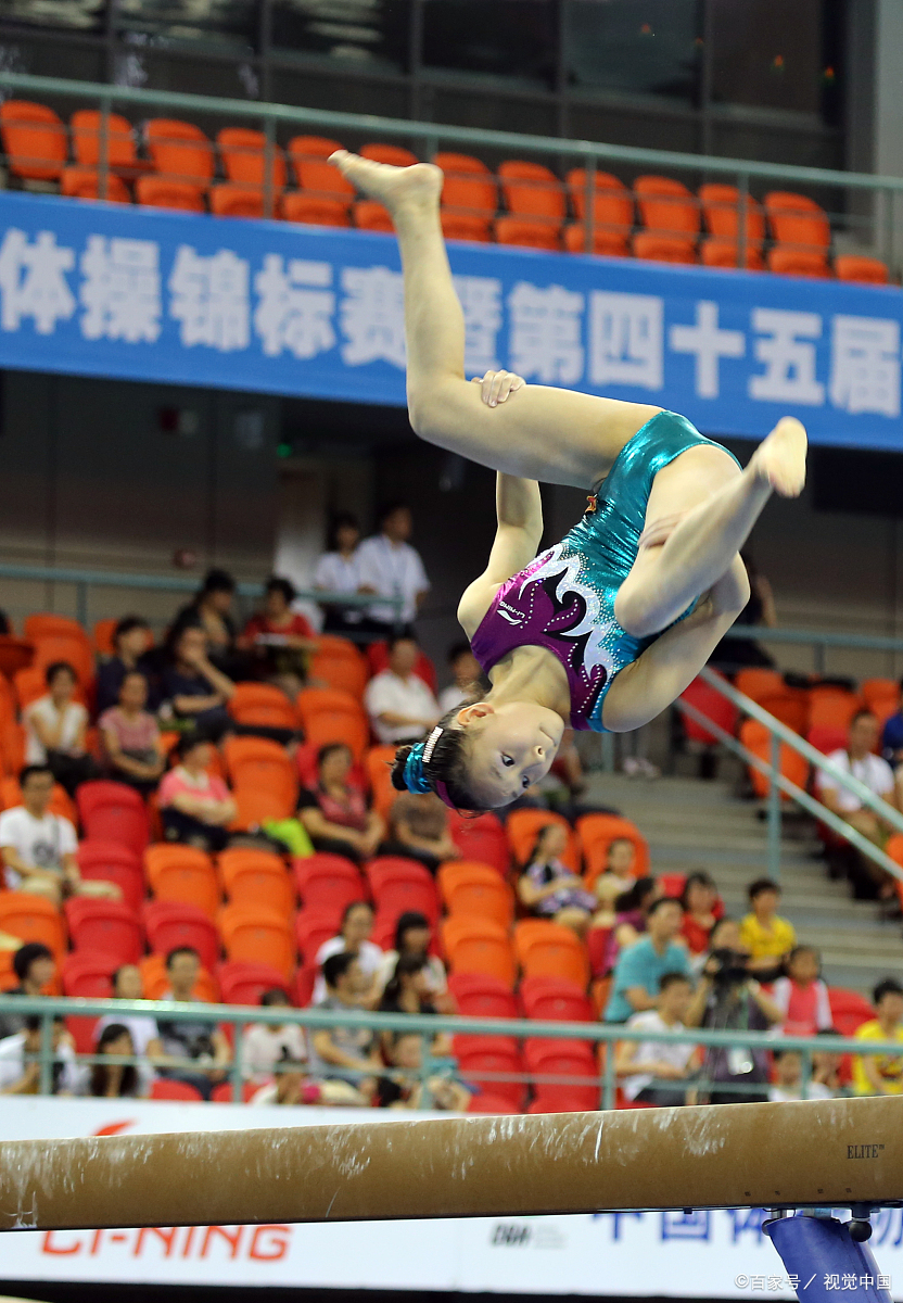 体操选手飞身旋转，屡屡惊艳观众