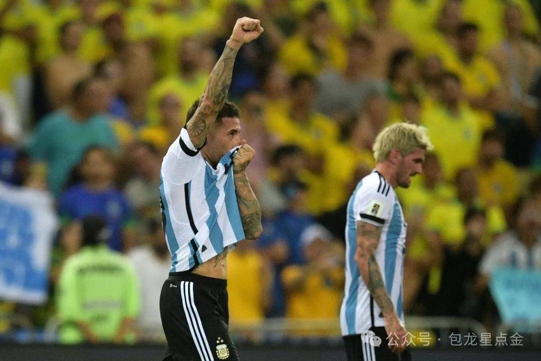 巴西足球赛场上踢出火花，观众赞叹