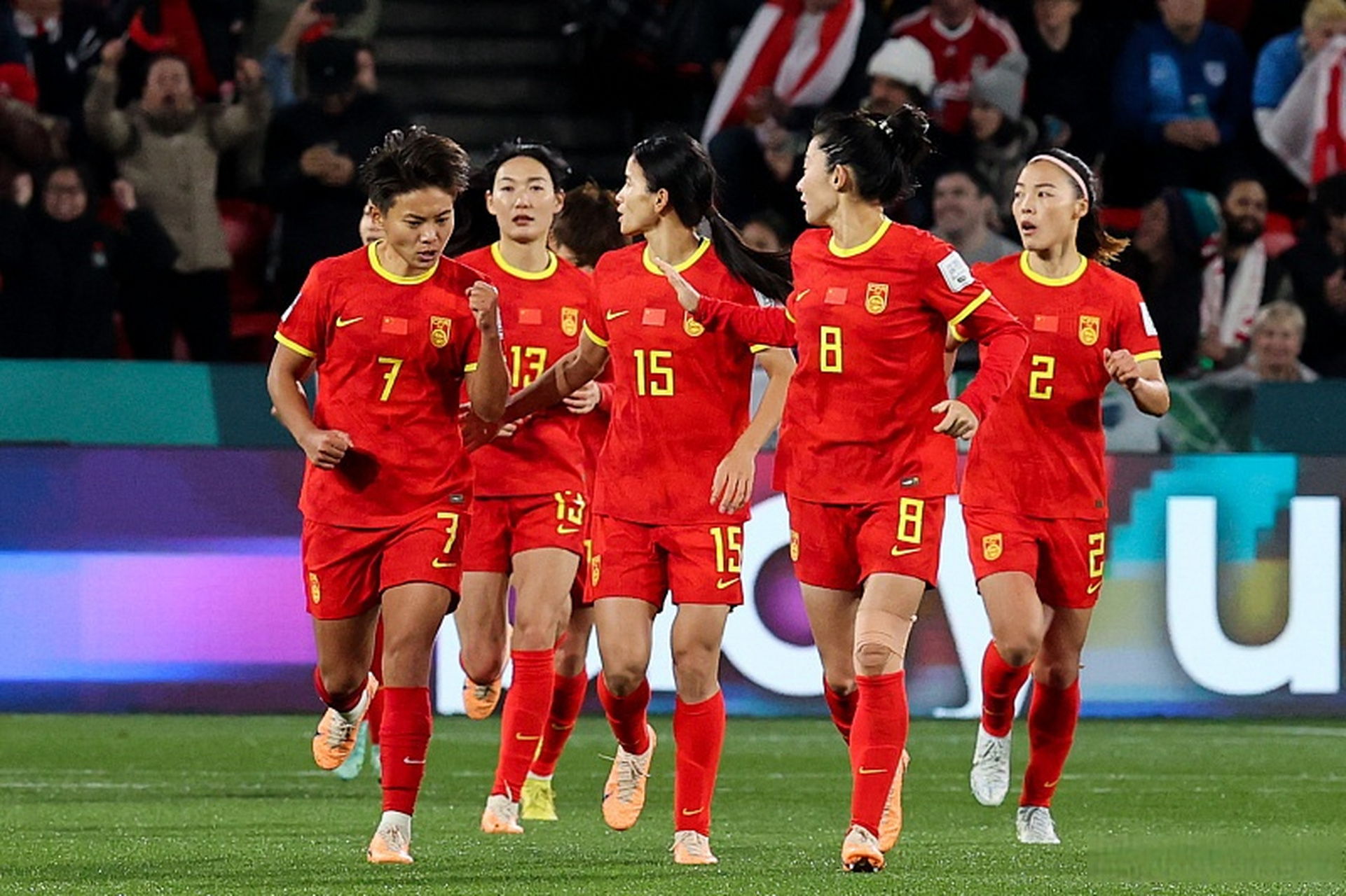 优秀女足运动员备战关键比赛