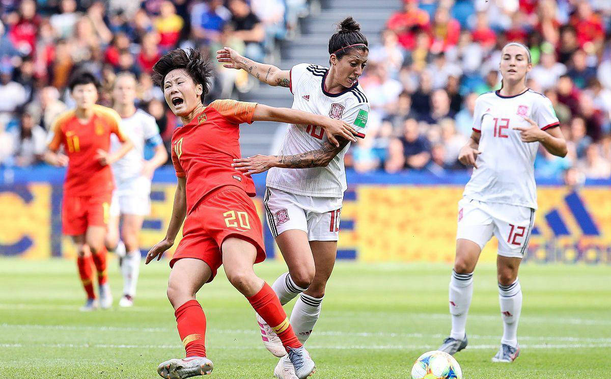 优秀女足运动员备战关键比赛