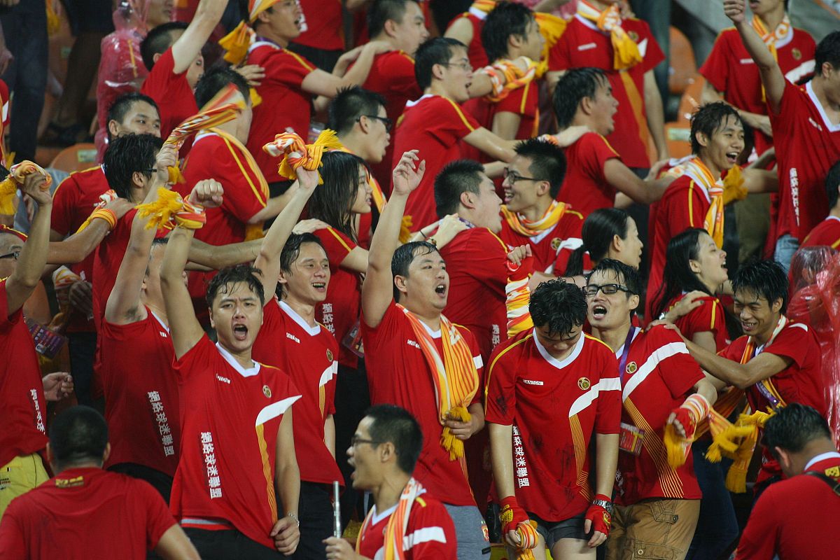 激情竞技！球员们奋力拼搏争夺胜利