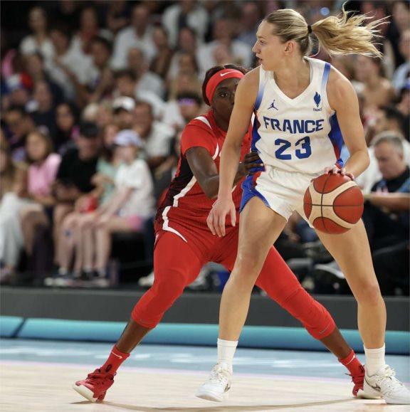 美国女子篮球队击败对手，晋级半决赛