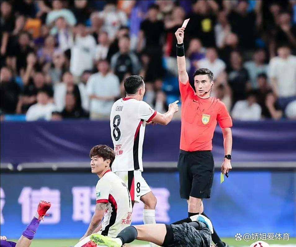 意甲赛场上频现惊险一幕，球迷热议纷纷