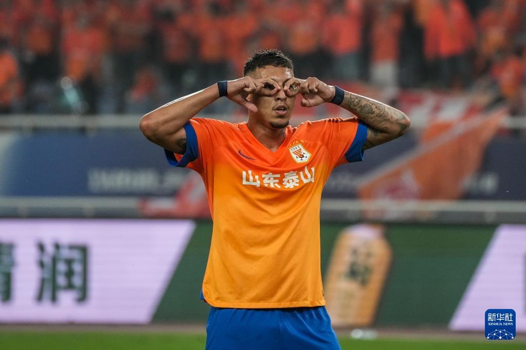 鲁能球队全队备战冲击联赛前列