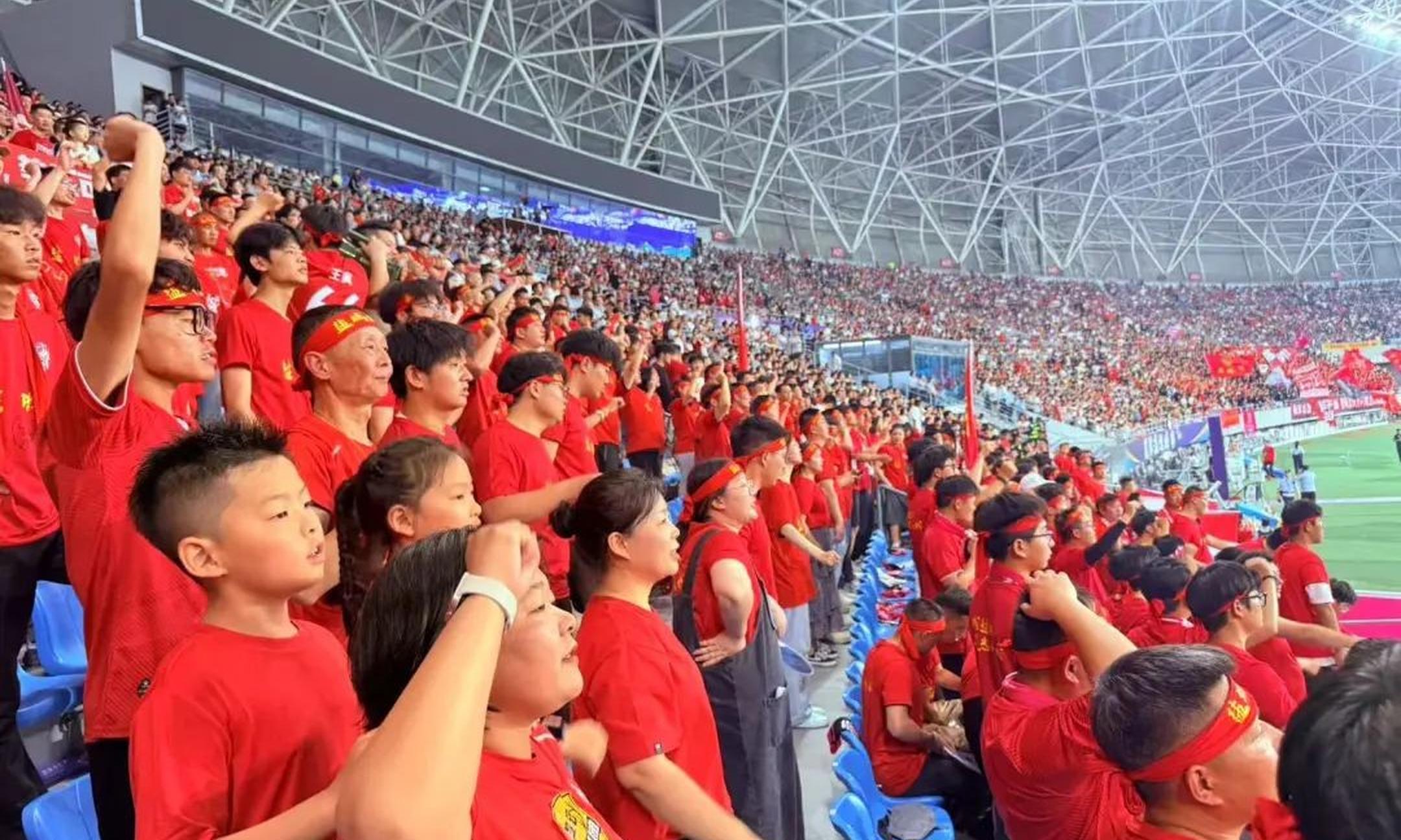 激烈的足球赛事点燃球迷激情