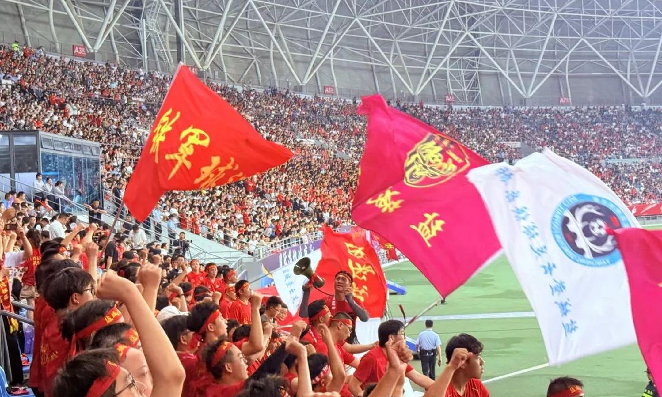 激烈的足球赛事点燃球迷激情