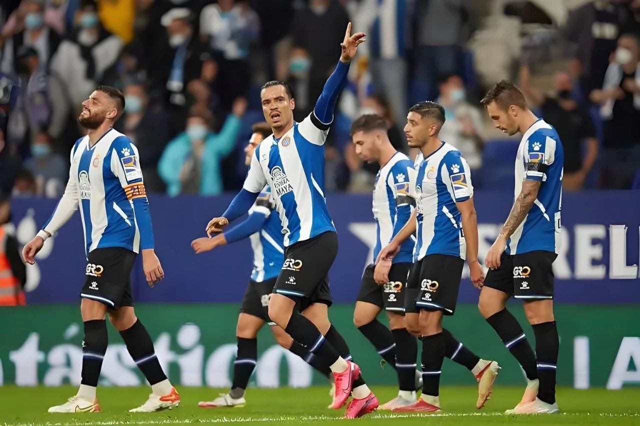 比利亚雷亚尔展现强劲实力，扫清障碍赢得比赛的简单介绍