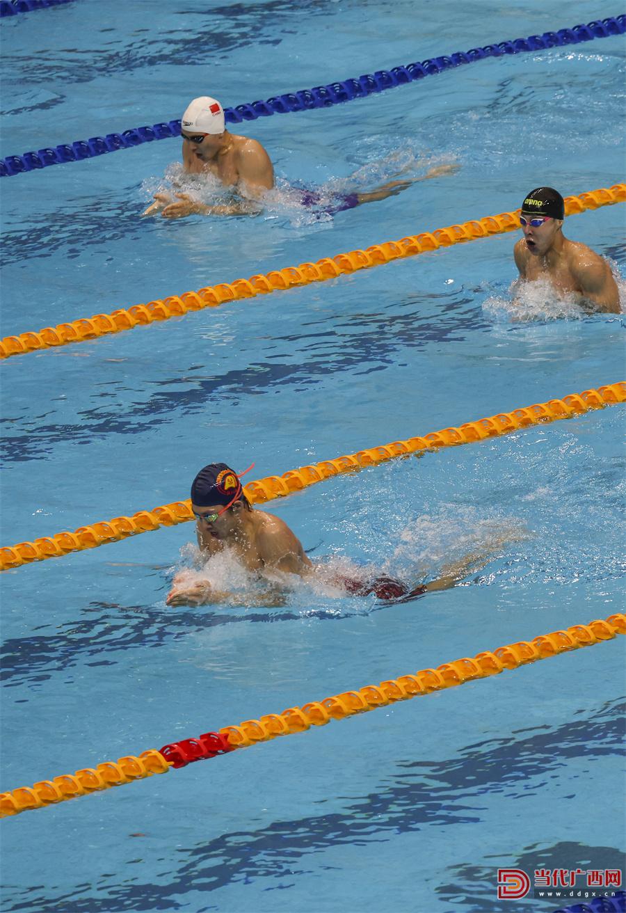 突尼斯选手在游泳比赛中斩获冠军