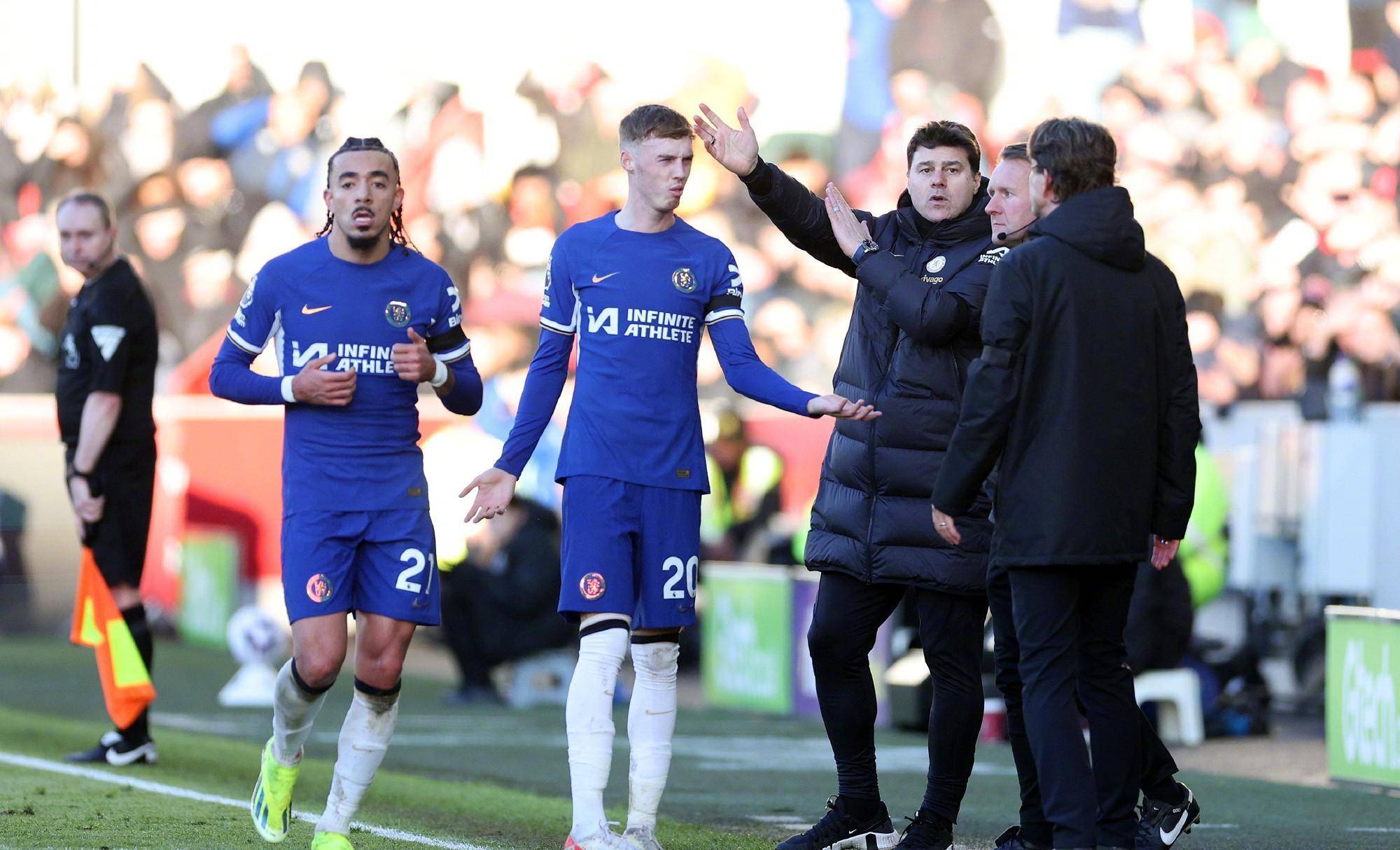 开云体育下载-切尔西传奇退役球星现身场边，球迷鼓舞士气