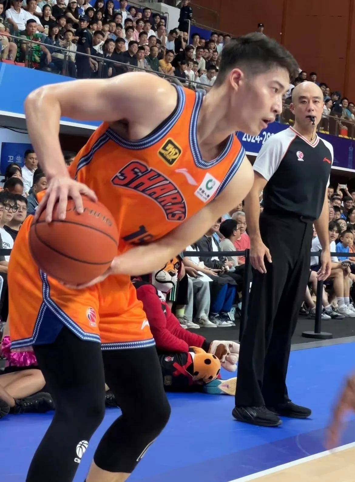 江苏男篮球员集训备战，全力以赴迎接挑战