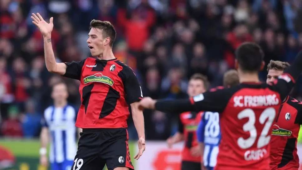 弗赖堡战罢平局，保持不败战绩