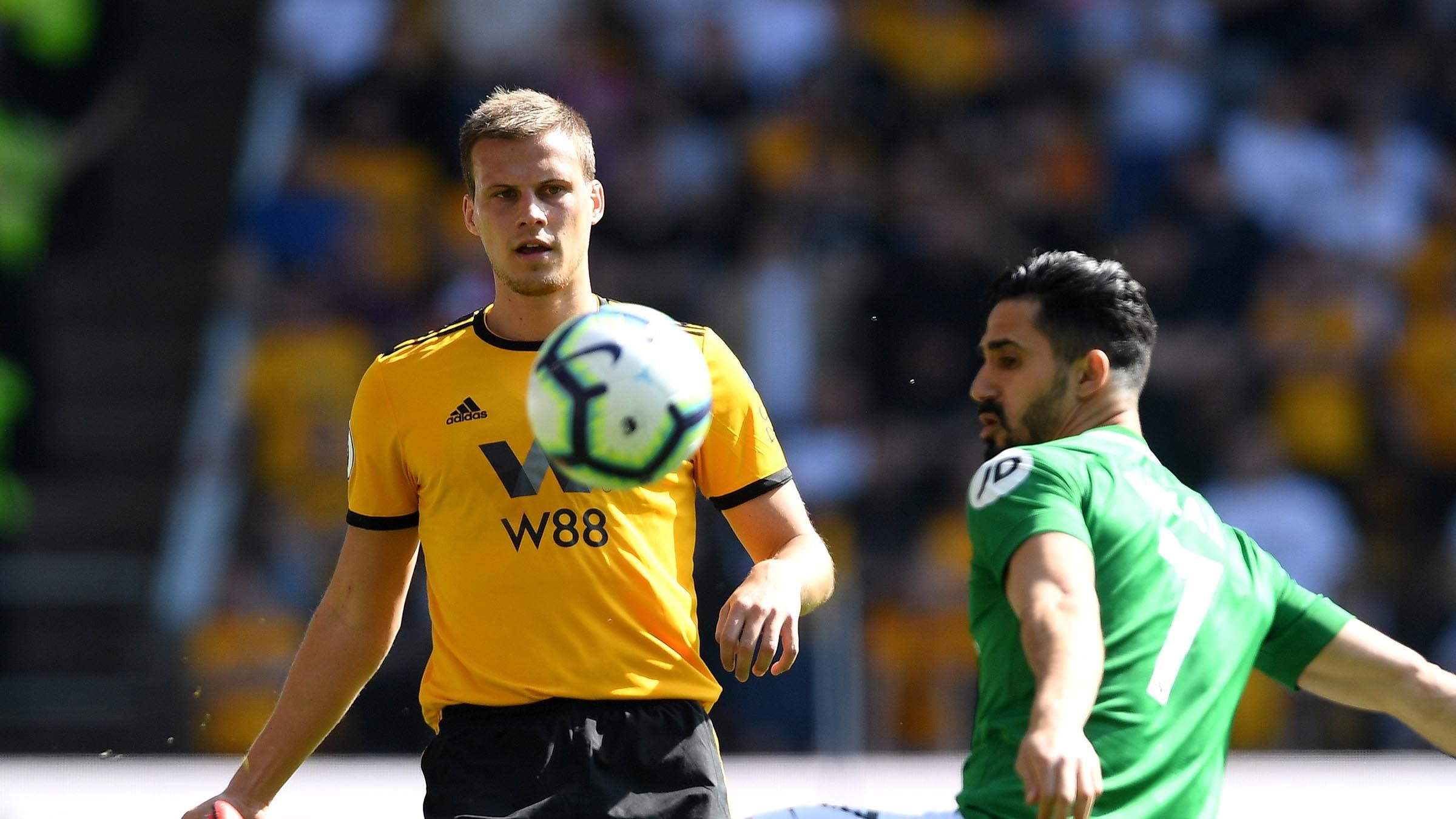 狼队主场告捷，继续保持领先优势