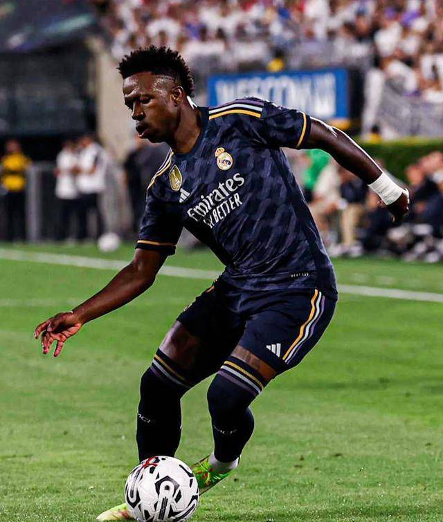 开云体育官方网站-瓦伦西亚再次跌入低谷，抢救危机需尽快推进