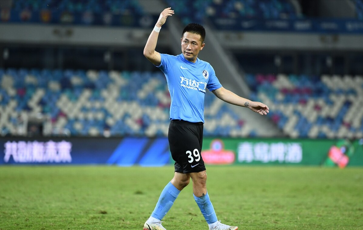 大连人客场胜河南嵩总，稳定排名第二位