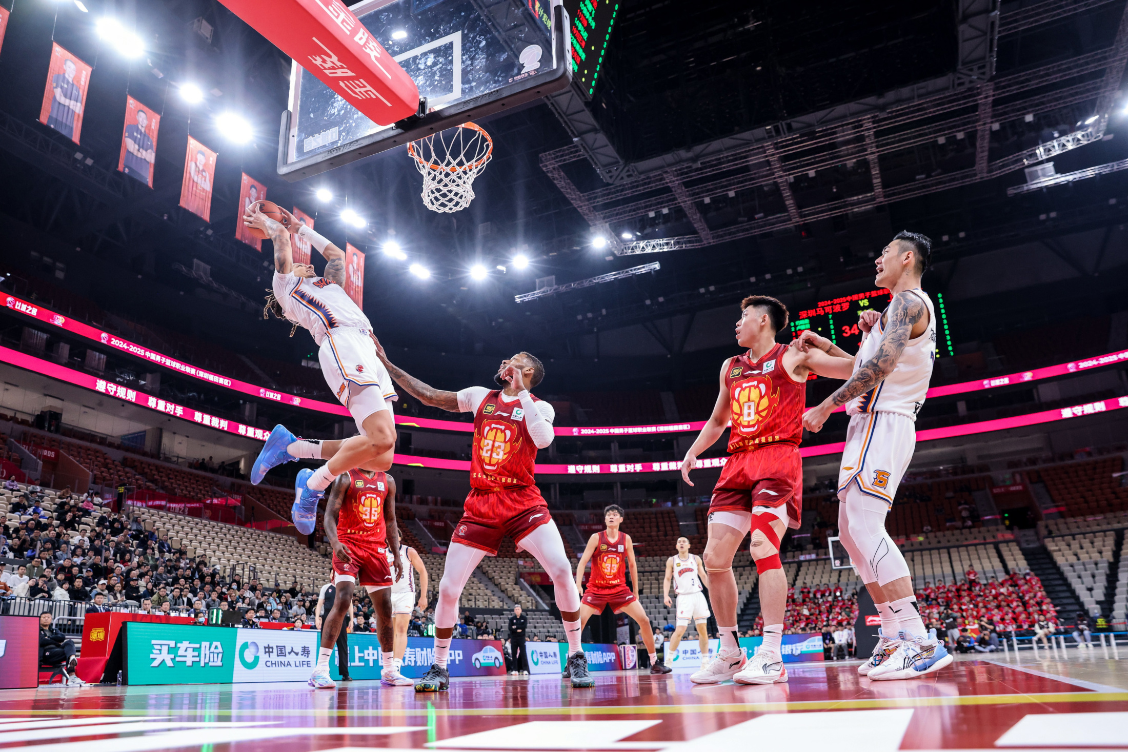 比赛中球队实力碰撞产生火花