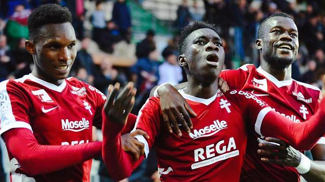 包含亚眠主场告别空荡荡，期待下轮反弹的词条