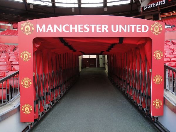 老特拉福德球迷抗议赛程安排，要求更多休息时间的简单介绍