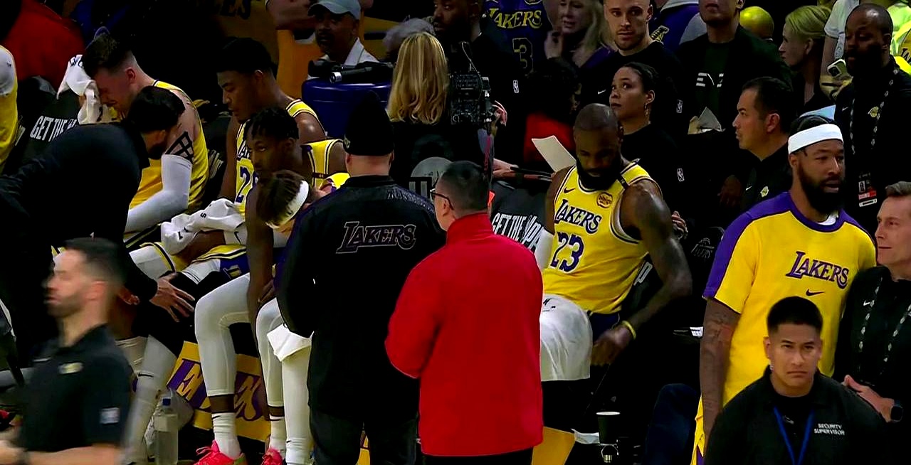 开云体育官网-湖人客场不敌步行者，吞下四连败