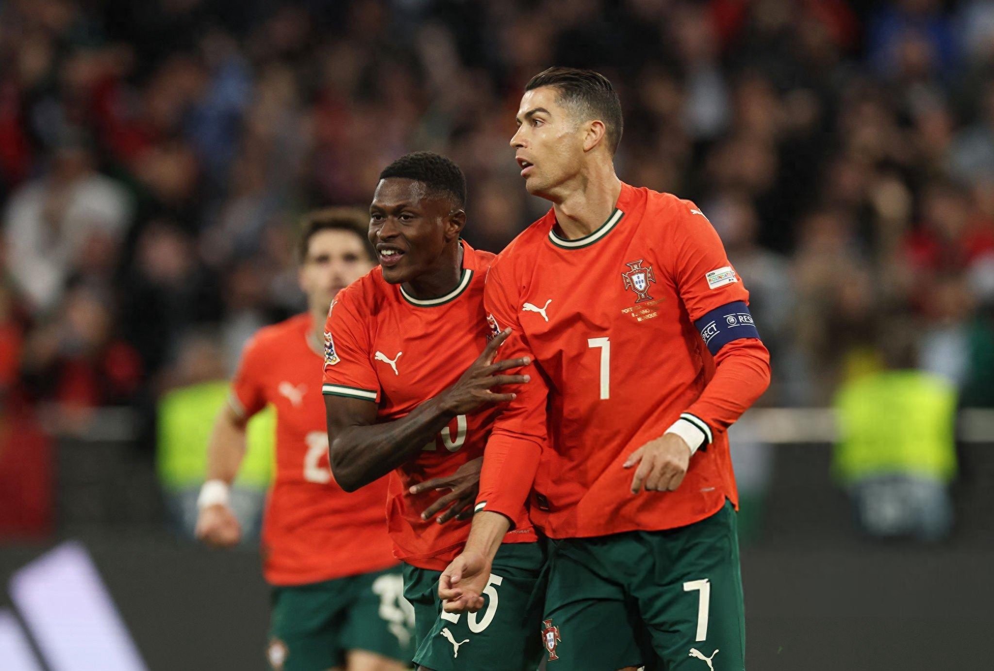 西班牙队在面对瑞典时轻松获胜，积分领先