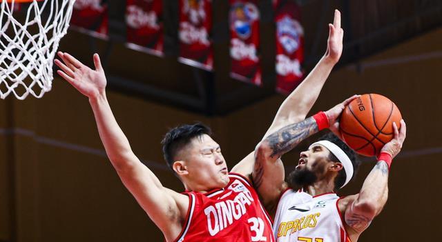 青岛队力克吉林队，布克关键制胜的简单介绍